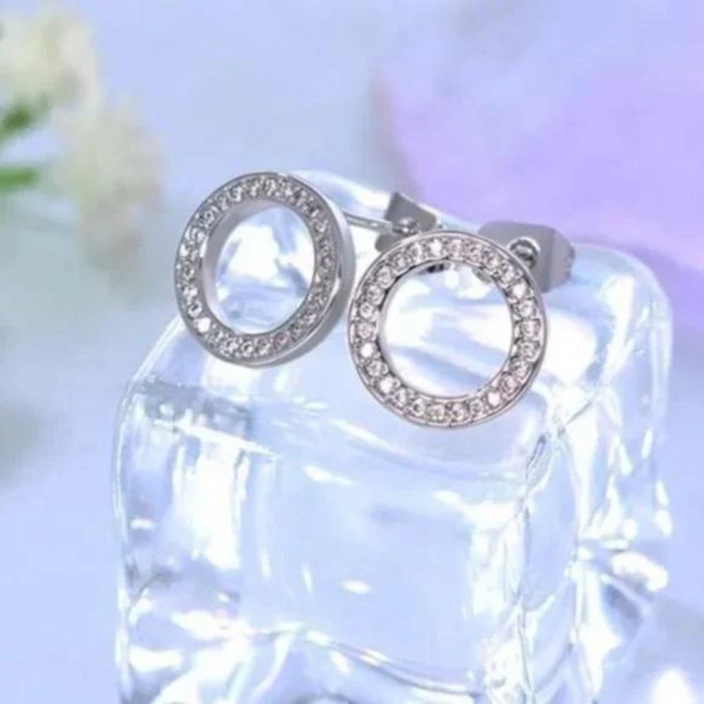 Luxury Diamond Sterling Silver Stud Earrings, beautiful Earrings, cute Earrings. - Picture 3 of 3
